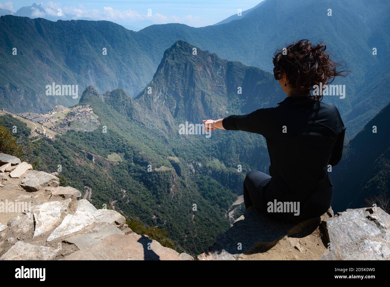 Donna che guarda Machu Picchu da Sun Gate, Perù Foto Stock