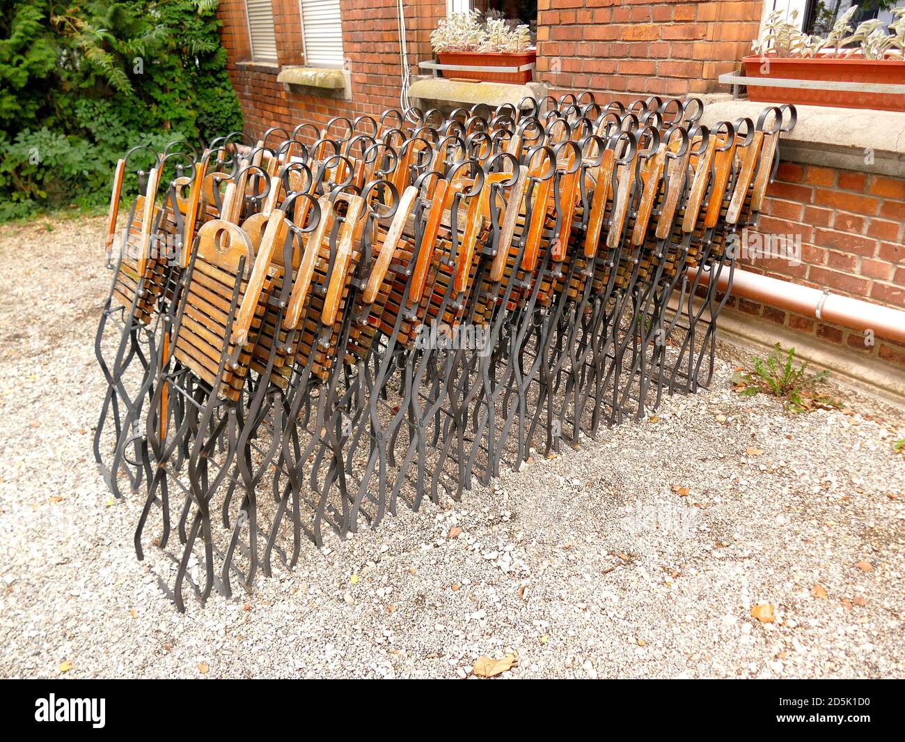 birreria all'aperto con sedie in legno ripiegate Foto Stock