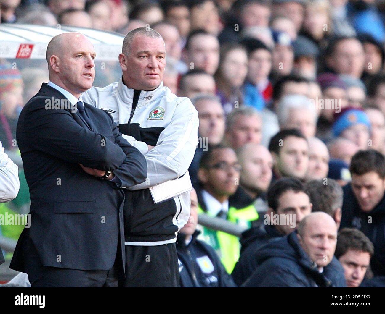 Il manager di Blackburn Rovers Steve Kean (a sinistra) con l'assistente manager John Jensen sulla linea di contatto. Foto Stock