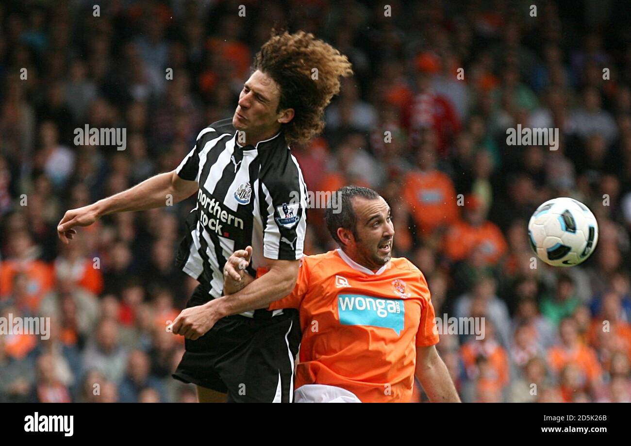 Gary Taylor-Fletcher di Blackpool e Fabricio Colocini di Newcastle United (a sinistra) Foto Stock