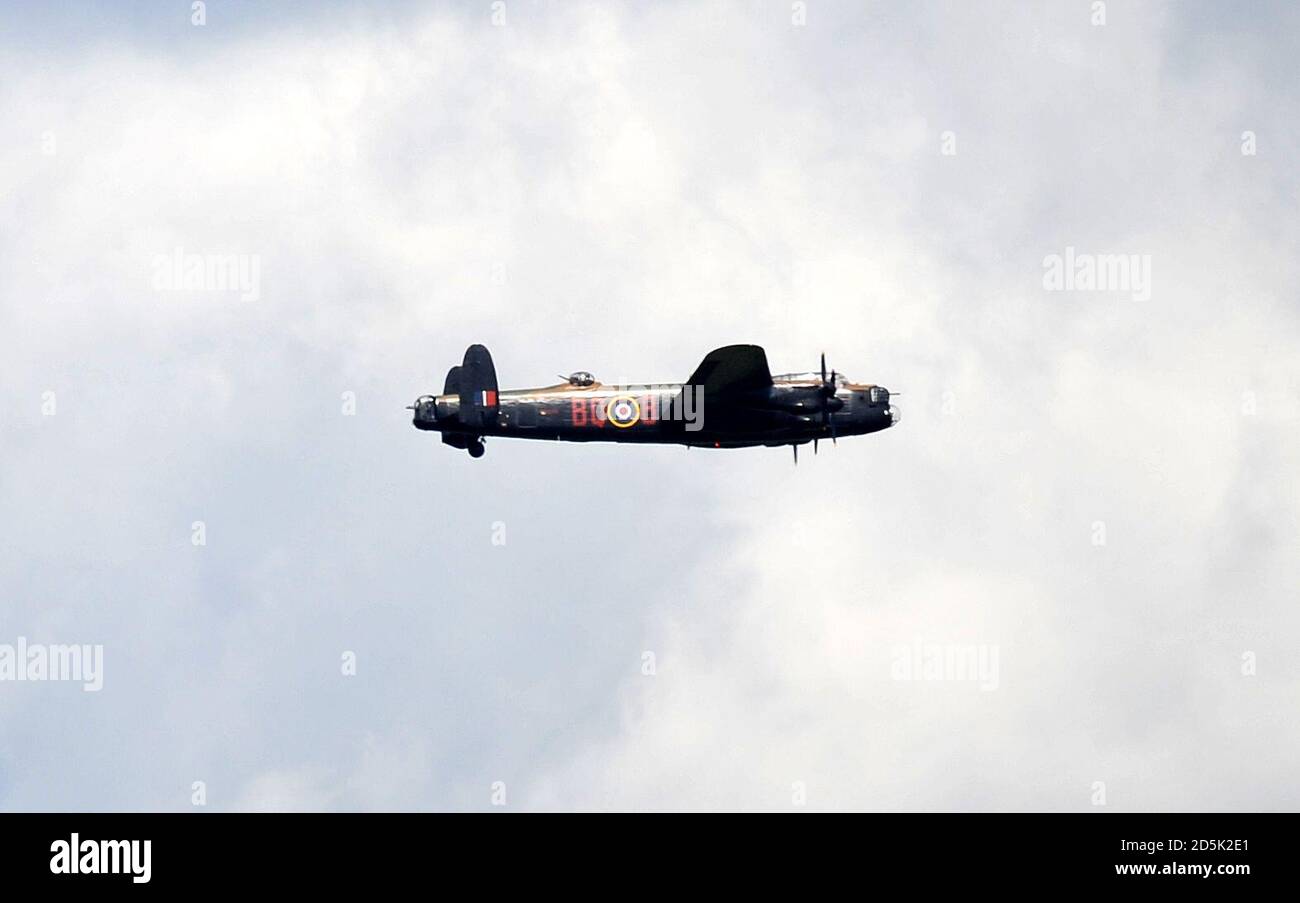 Un bombardiere Lancaster della seconda guerra mondiale passa in testa Foto Stock