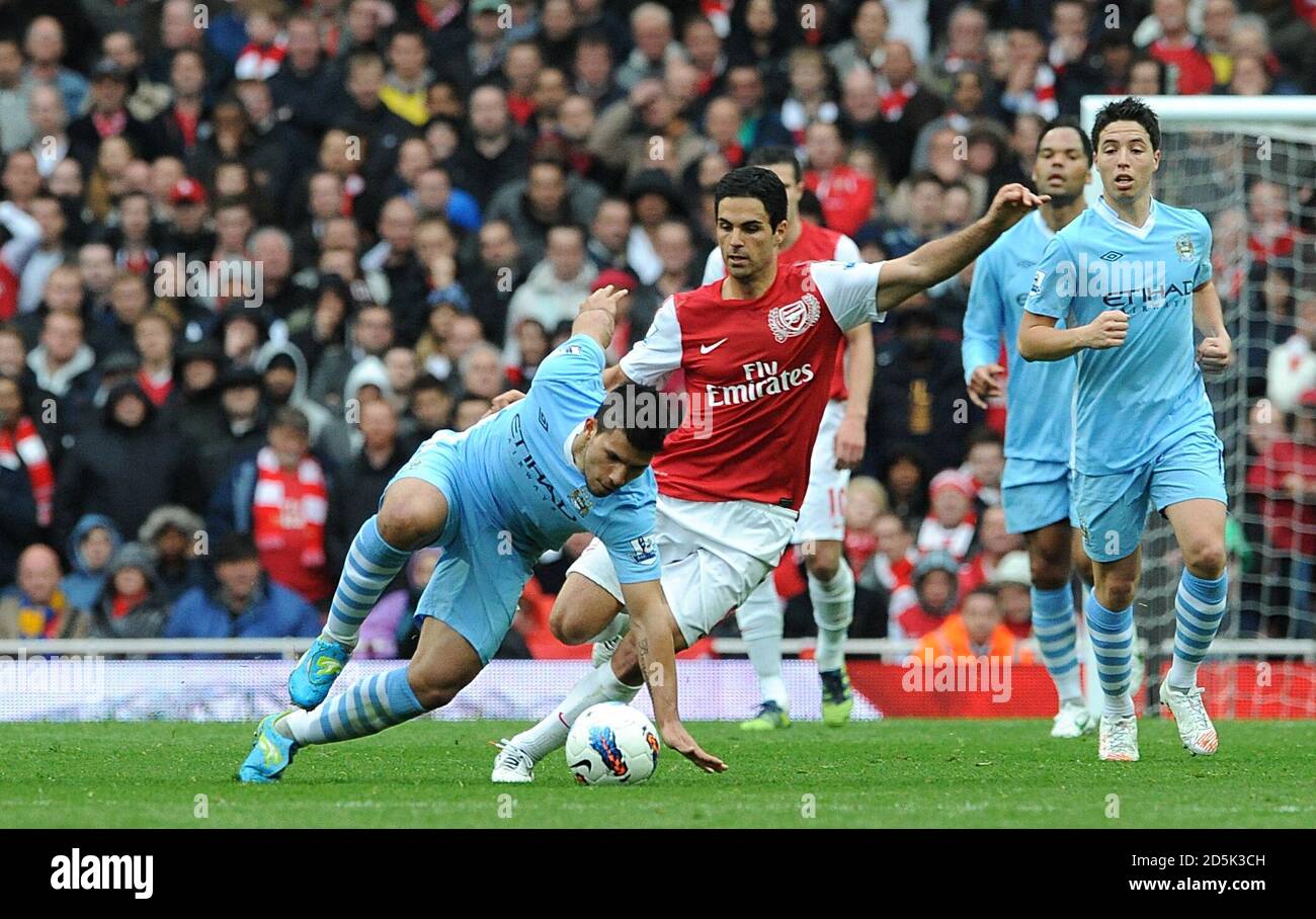 Sergio Aguero di Manchester City (a sinistra) e Mikel Arteta di Arsenal (a destra) combatti per la palla Foto Stock