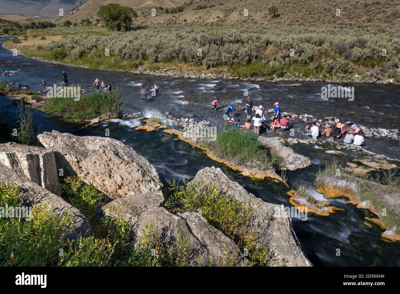 Boiling River, Yellowstone National Park, Wyoming, Stati Uniti. La gente gode di fare il bagno dove una sorgente calda scorre in acque fredde del fiume. Foto Stock