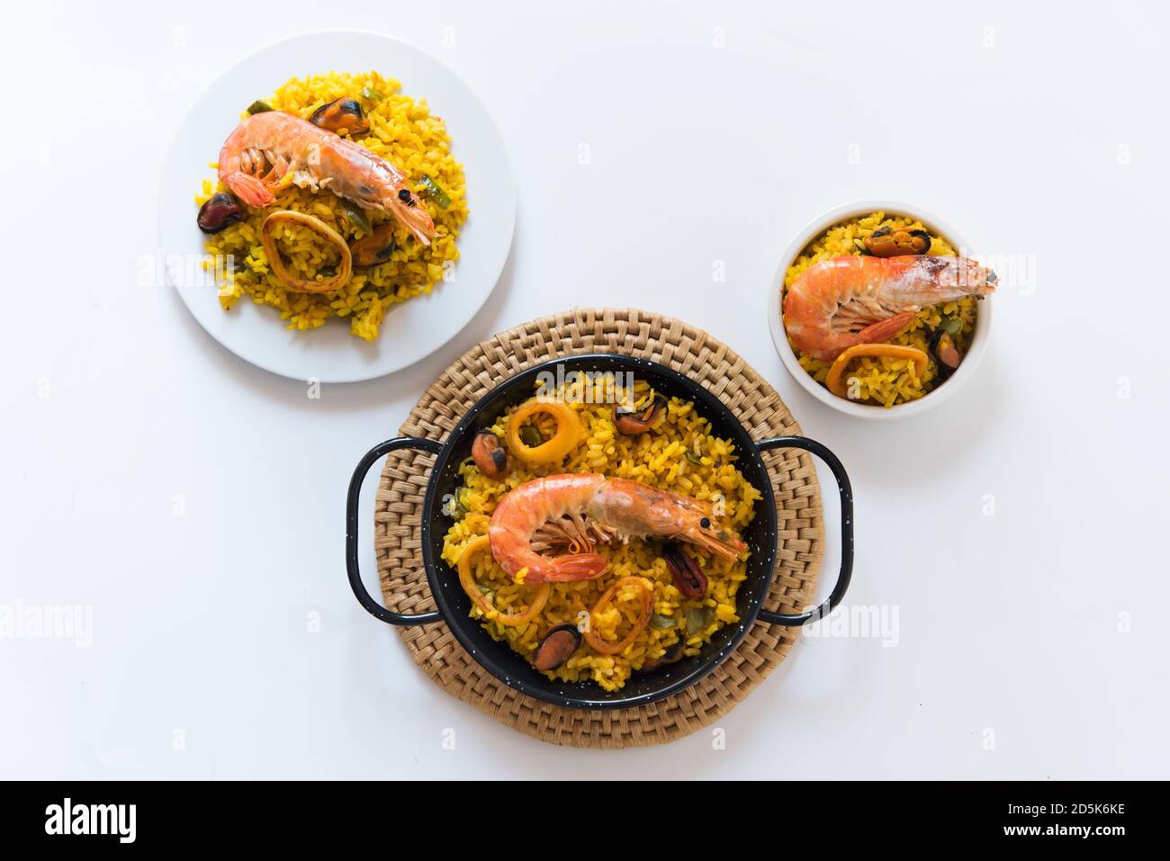 Paella cibo tipico spagnolo su fondo di granito Foto Stock