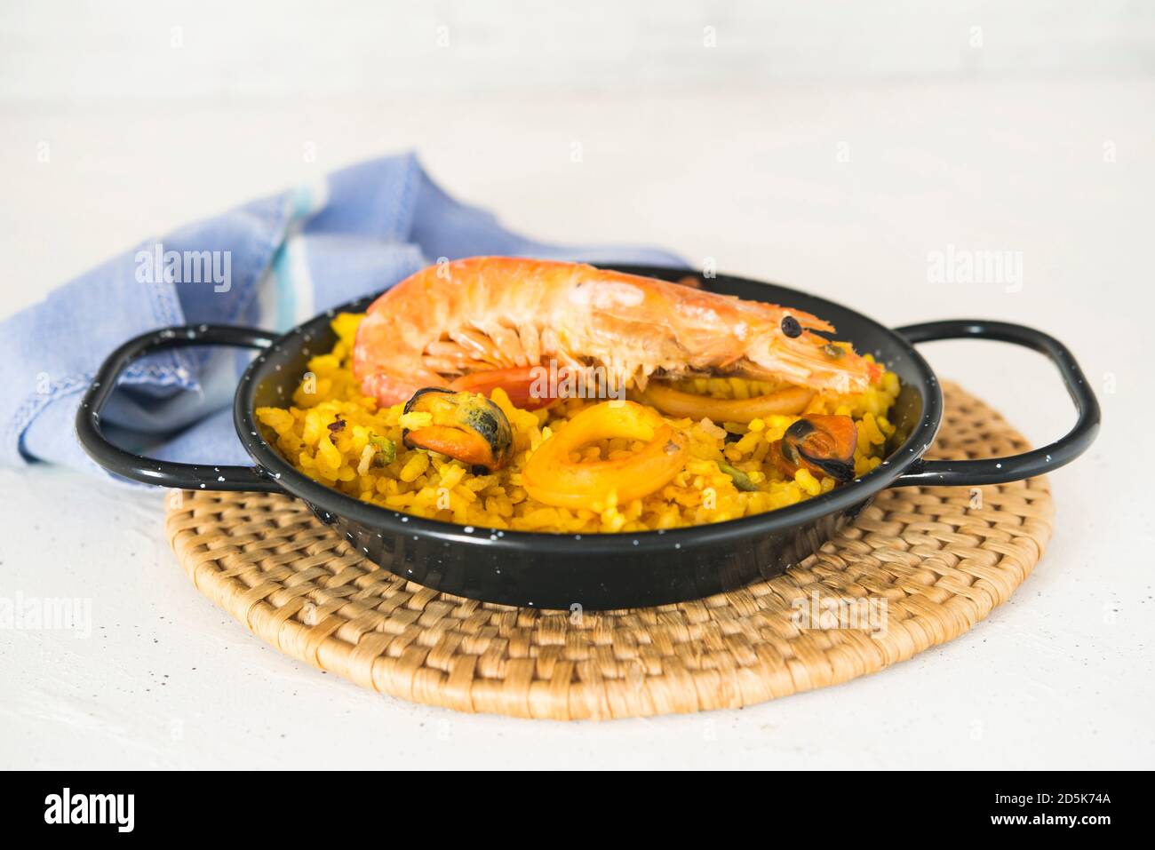 Paella cibo tipico spagnolo su fondo di granito Foto Stock