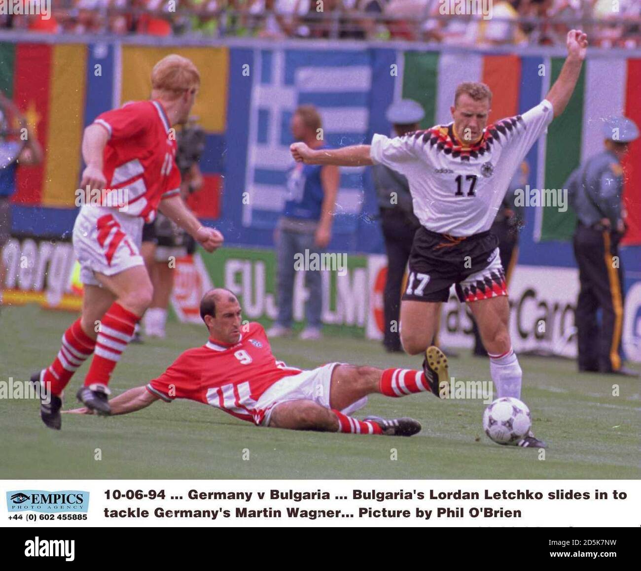 10-06-94 ... Germania / Bulgaria ... La Bulgaria Lordan Letchko scivola per affrontare il tedesco Martin Wagner. Foto di Phil o'Brien Foto Stock