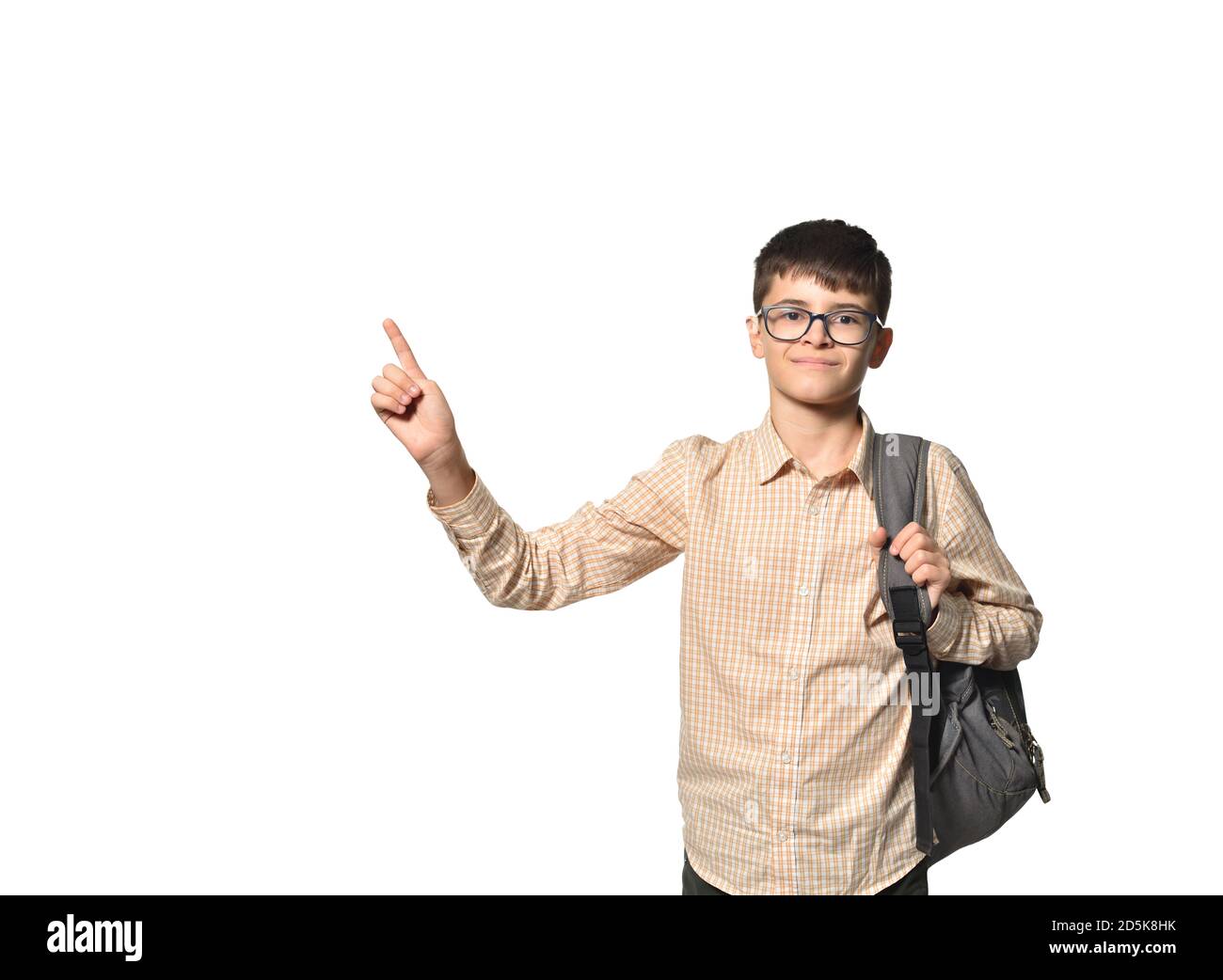 Il ragazzo di scuola in occhiali mostra punti un dito verso l'alto Foto Stock