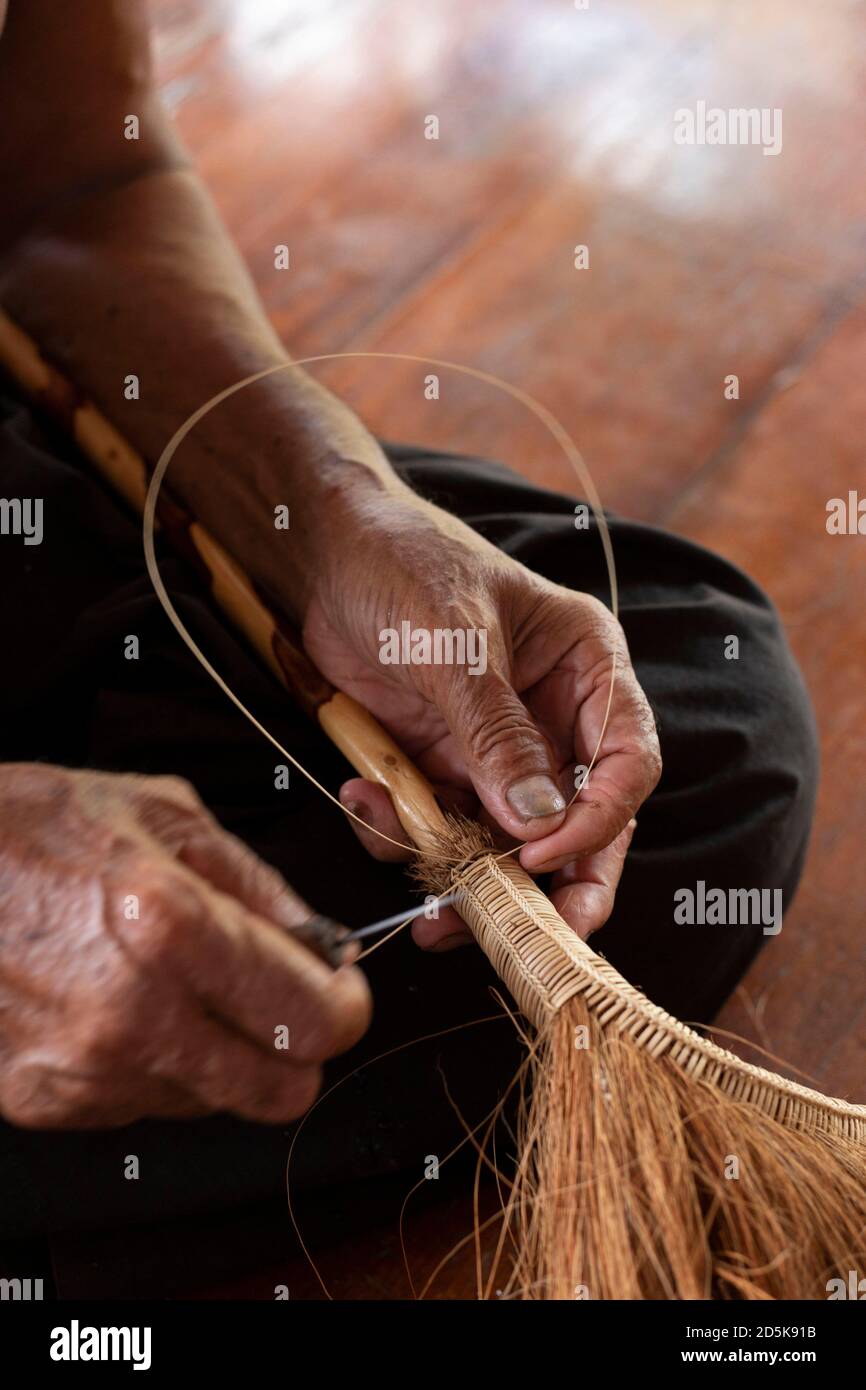 Produzione di scopa da fibra di buccia di cocco. Thailandia Foto Stock