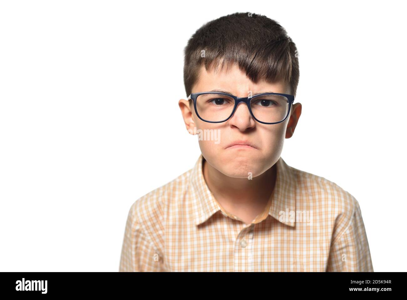 Il ragazzo affronta con emozioni slike e disgusto su bianco isolato sfondo Foto Stock