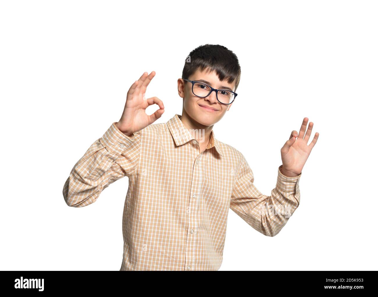 Carino caucasico bianco ragazzo in occhiali mostrando le mani gesto OK tutto è bene, su sfondo bianco isolato Foto Stock