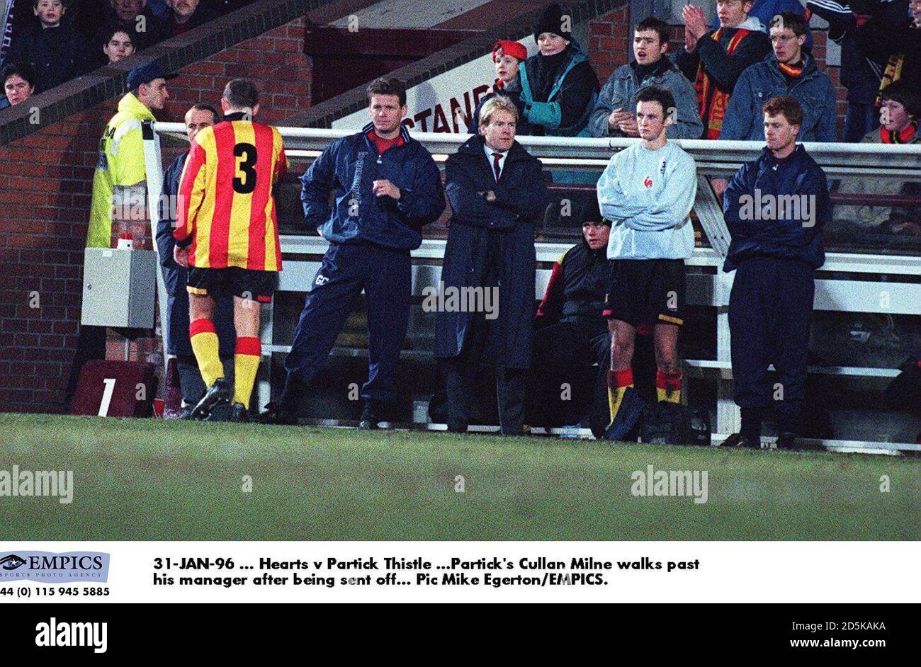 31-GEN-96 ... Hearts v Partick Thistle ...il Cullan Milne di Partick passa oltre il suo manager dopo essere stato mandato fuori Foto Stock