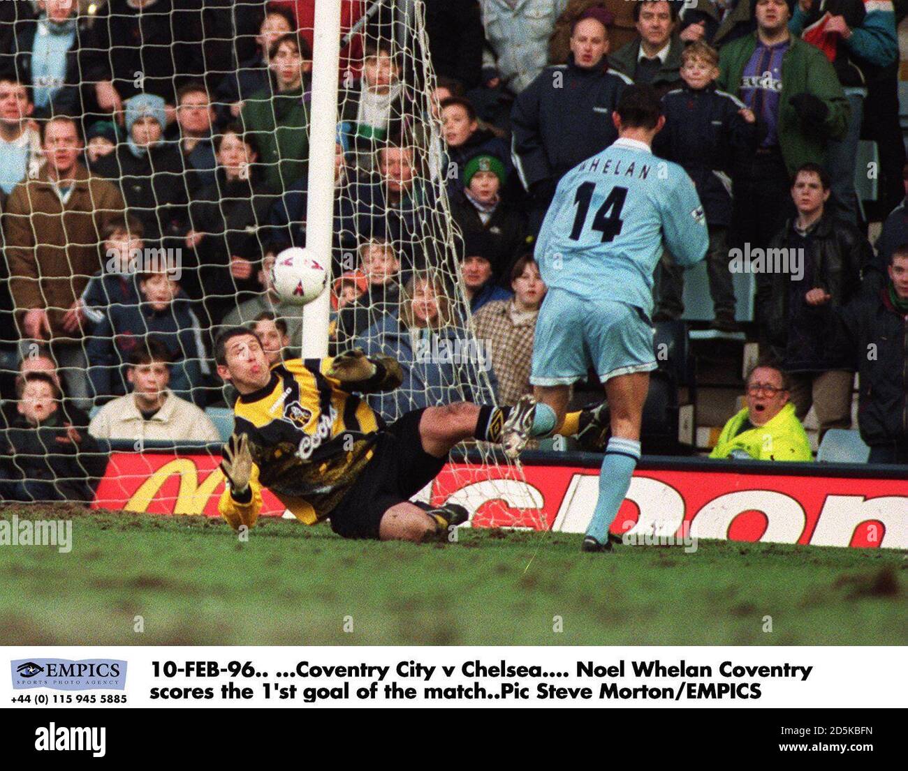 10 FEBBRAIO 96. ...Coventry City v Chelsea. Noel Whelan (Coventry City) segna l'unico obiettivo della partita dopo Kevin Hitchcock, portiere del Chelsea Foto Stock