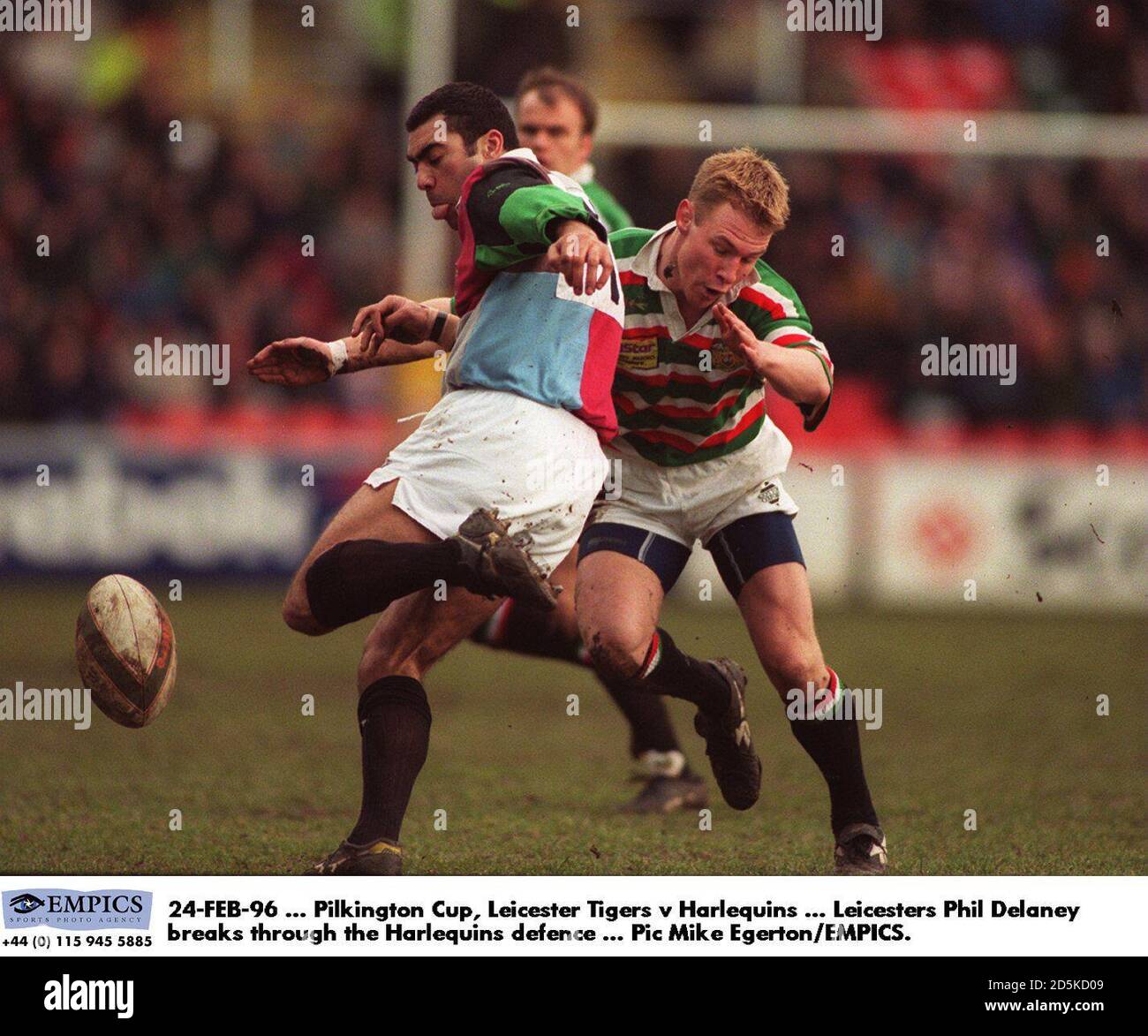 24-FEB-96 ... Pilkington Cup - Leicester Tigers v Harlequins ... Il Phil Delaney di Leicester affronta Spencer Bromley, Harlequins mentre ottiene il suo calcio dentro Foto Stock