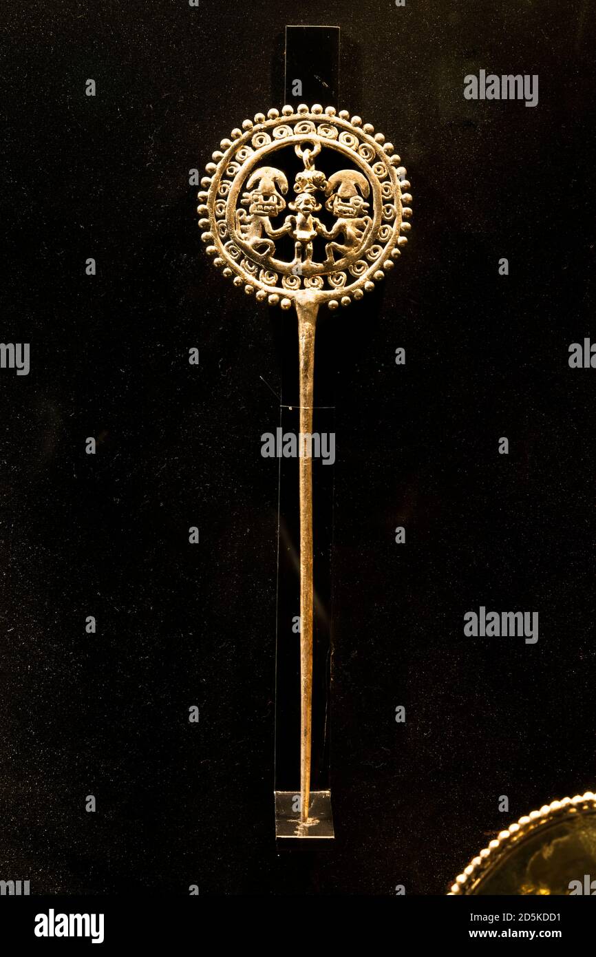 Pin d'oro della cultura chimu, la galleria di oggetti di metallo, 'Museo Nazionale di Archeologia, Antropologia e Storia del Perù', Lima, Perù, Sud America Foto Stock