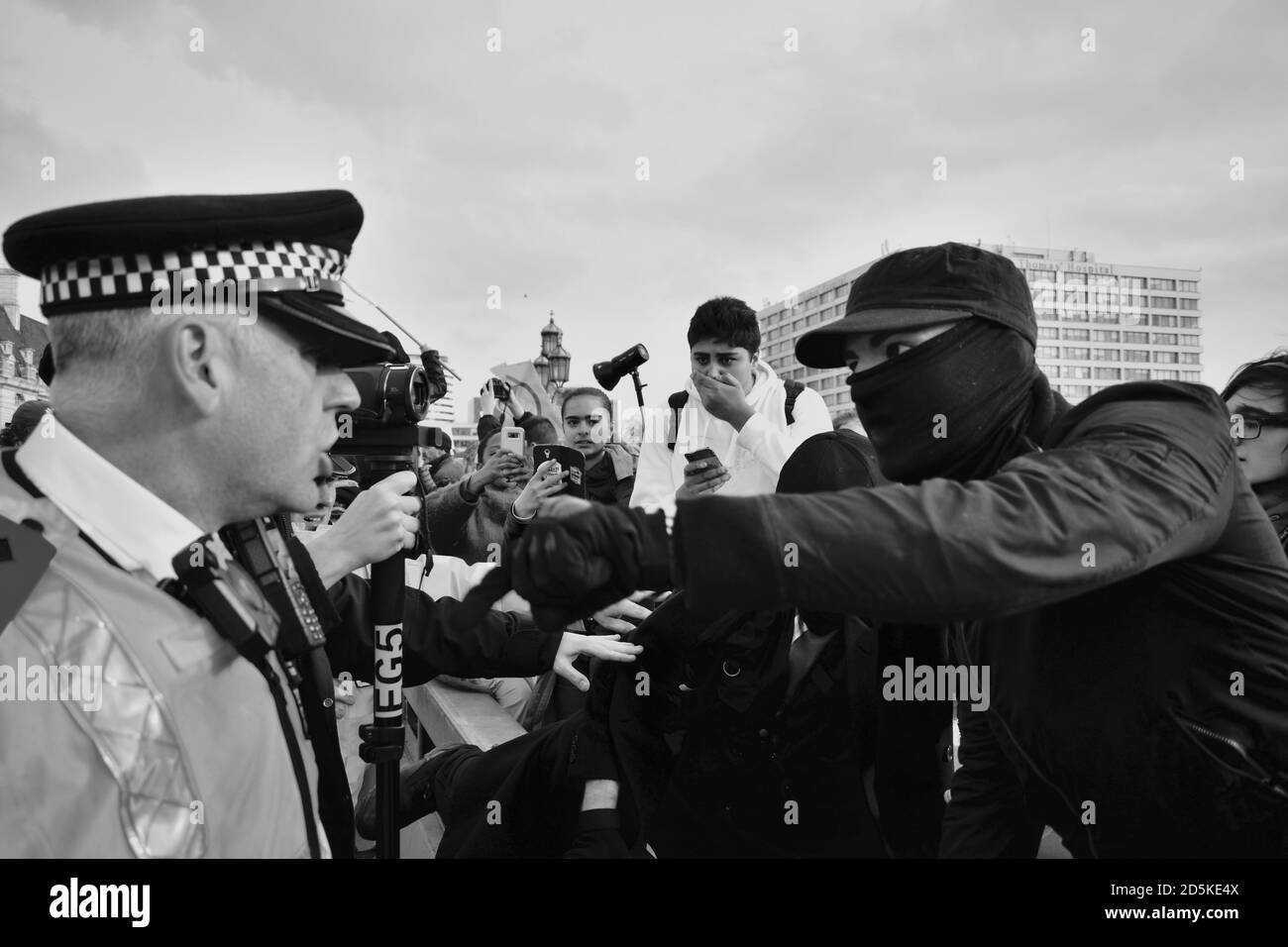 La polizia lotta con il protestante sul ponte di Westminster durante il cambiamento climatico Marzo Foto Stock