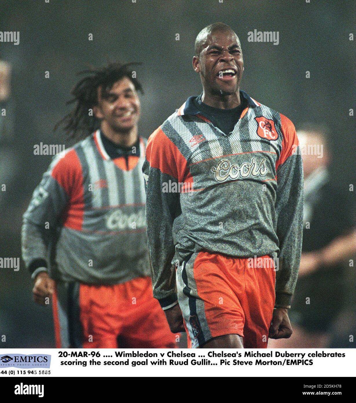 20-MAR-96 .... Wimbledon v Chelsea ... Michael Duberry di Chelsea festeggia il secondo gol con Ruud Gullit Foto Stock