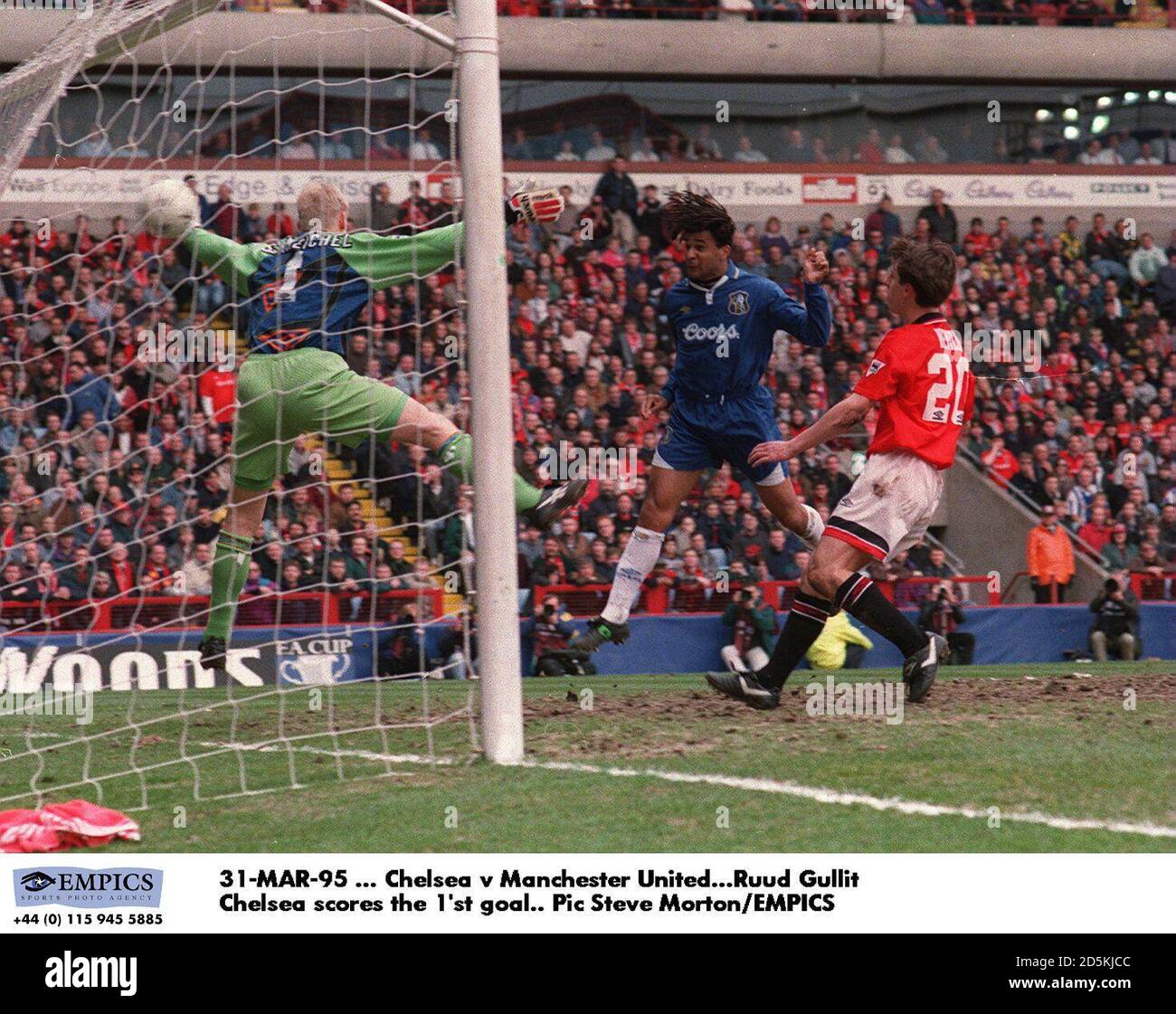 Ruud Gullit Chelsea segna contro Manchester United Foto Stock