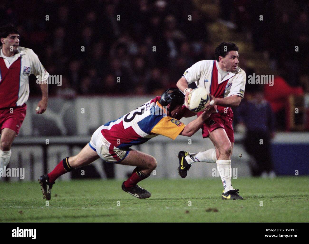 Duncan McRae, London Broncos, si appende su Patrick Entat del PSG. Foto Stock