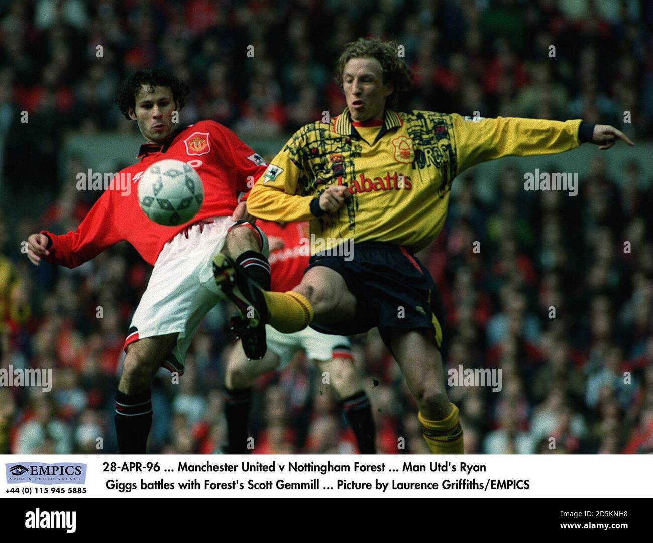 Ryan Giggs di Manchester United combatte con Scott Gemmill di Forest Foto Stock