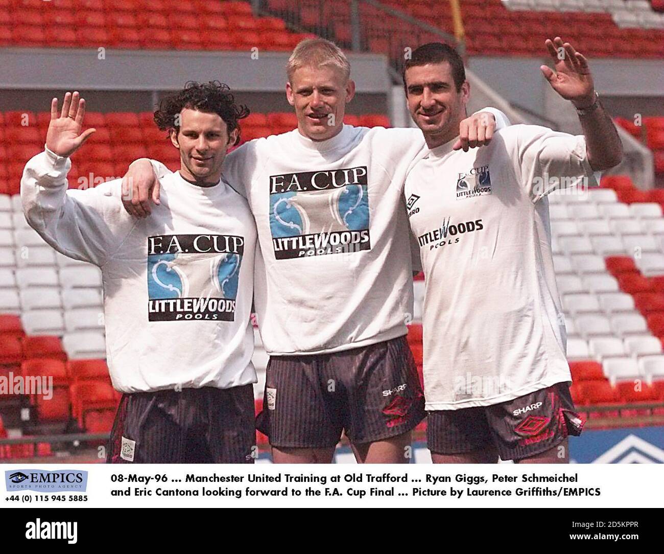 08-Maggio-96 ... Manchester United Training a Old Trafford ... Ryan Giggs, Peter Schmeichel ed Eric Cantona non vediamo l'ora di vedere la F.A. Finale coppa ... Foto di Laurence Griffiths/EMPICS Foto Stock