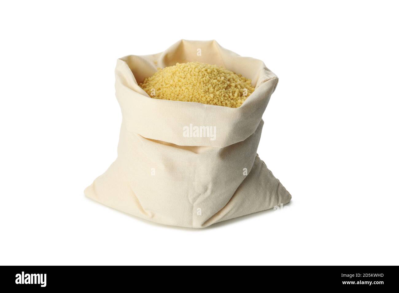 Sacchetto con couscous grezzo isolato su sfondo bianco Foto Stock