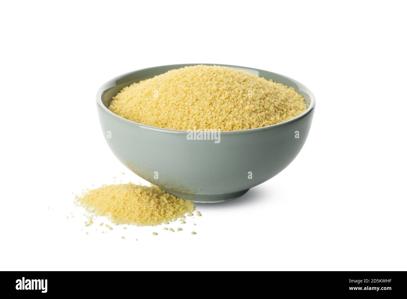 Ciotola con couscous grezzo isolato su fondo bianco Foto Stock