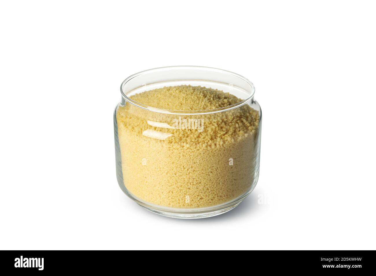 Vaso in vetro con couscous isolato su sfondo bianco Foto Stock