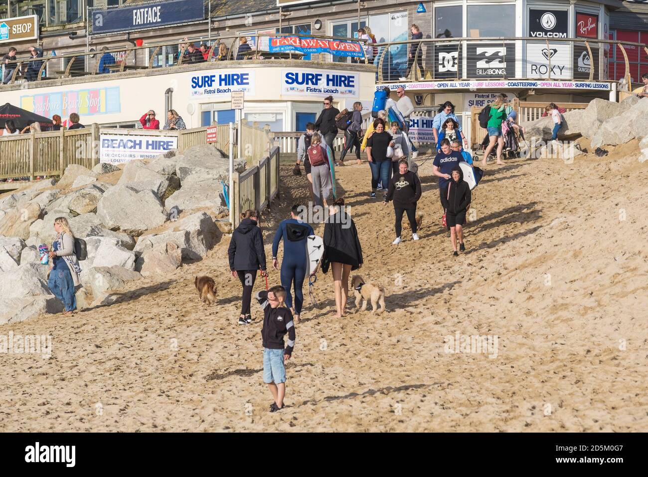 I turisti sulla Fistral Beach in Newquay in Cornovaglia. Foto Stock