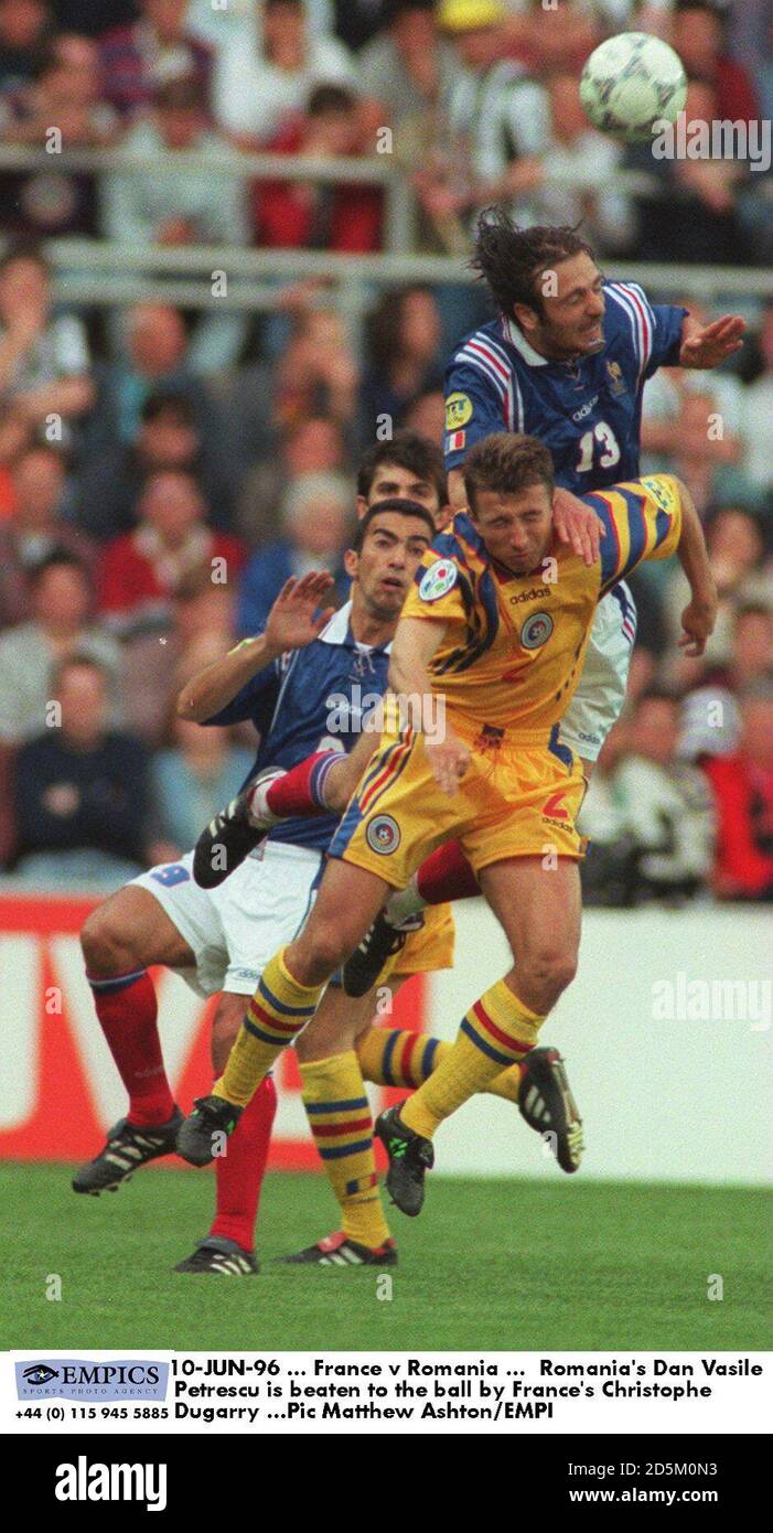 10-GIU-96 ... Francia / Romania ... DaN Vasile Petrescu in Romania è picchiato alla palla da Christophe Dugarry in Francia Foto Stock