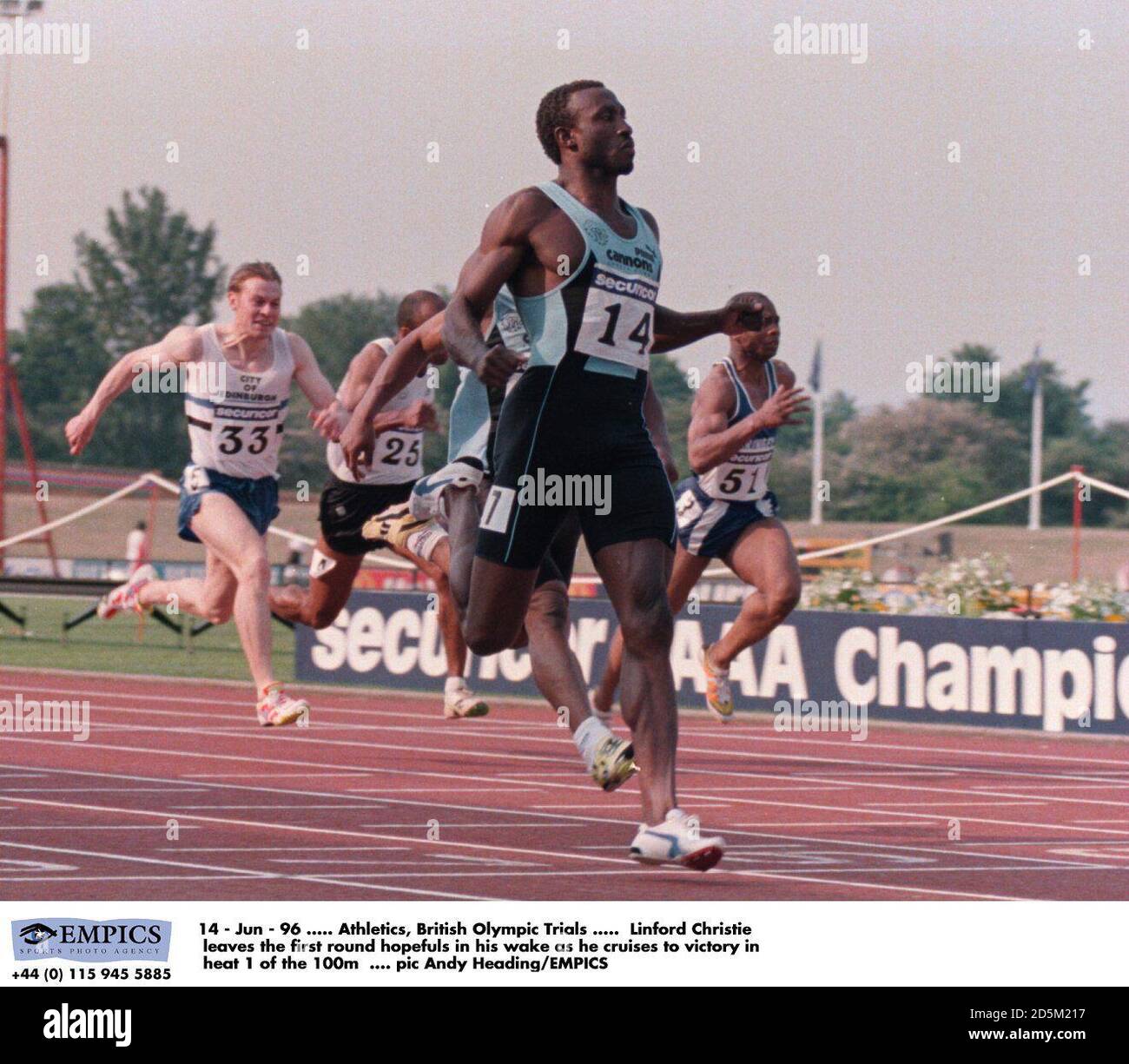 14 - Feb - 96 ..... Atletica, British Olympic Trials ..... Linford Christie lascia il primo giro hopefuls nella sua scia come egli naviga alla vittoria in caldo 1 dei 100m Foto Stock