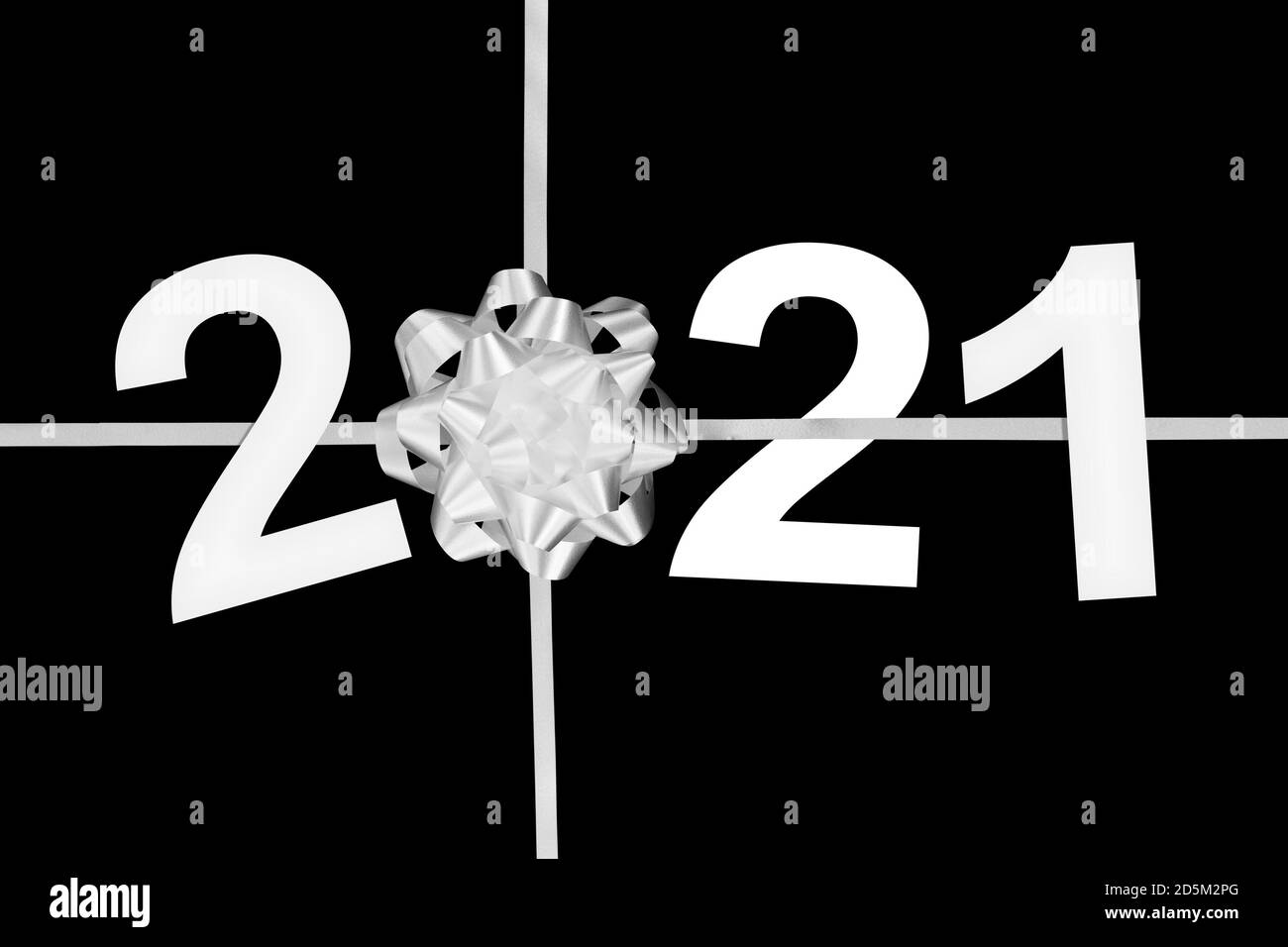 2021 numeri bianchi, fiocco regalo e nastro isolato su sfondo nero, capodanno e cartolina di natale Foto Stock