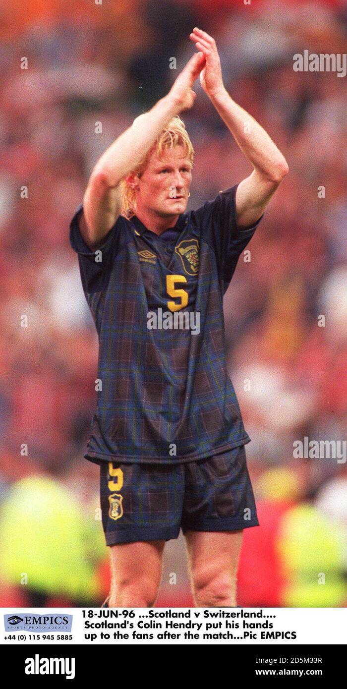 18-GIU-96 ...Scozia / Svizzera. Il Colin Hendry della Scozia ha messo le mani sui tifosi dopo la partita Foto Stock