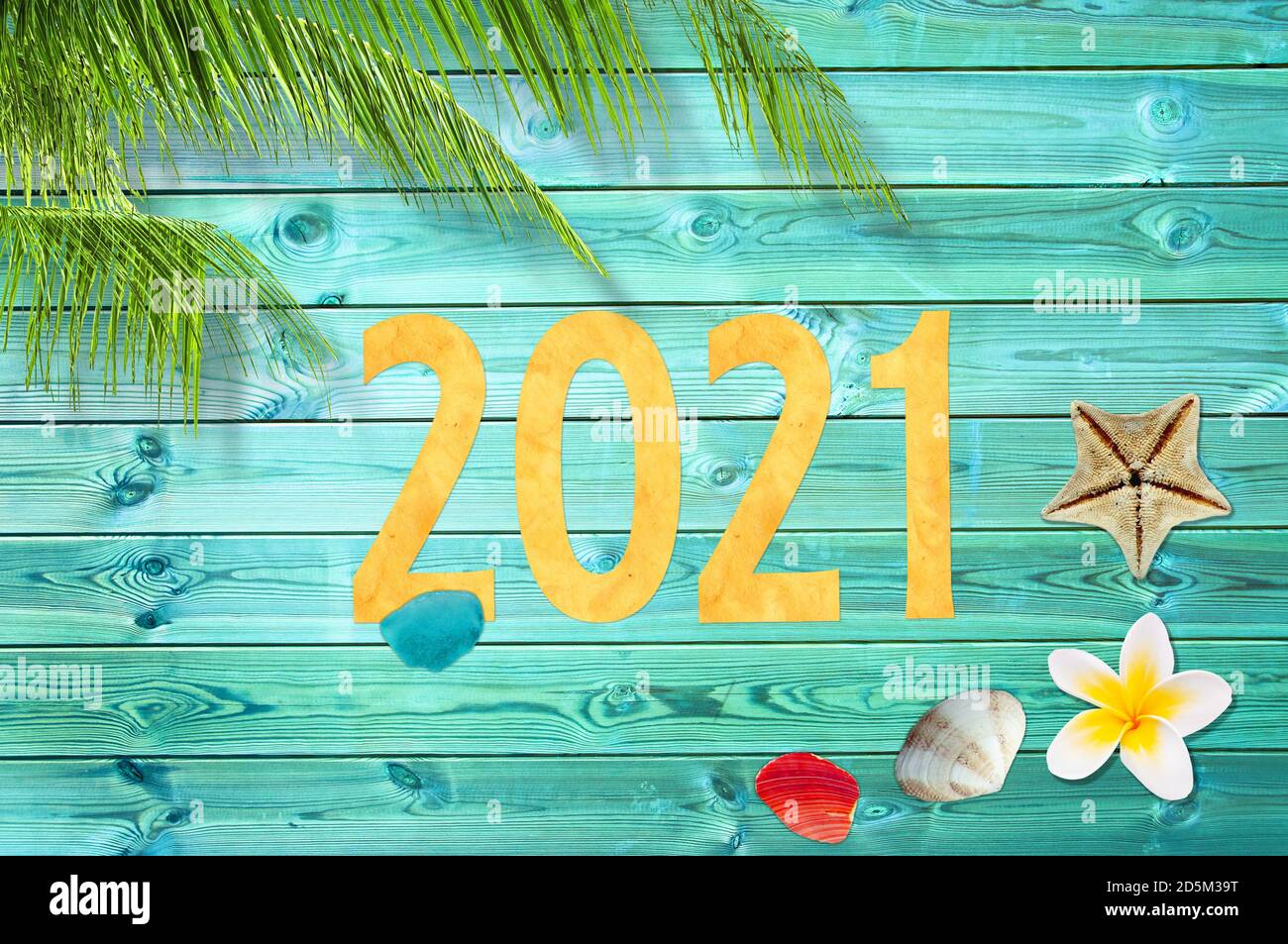 Carta tagliata 2021, sfondo tropicale vacanza con palme e conchiglie, biglietto d'auguri di nuovo anno Foto Stock