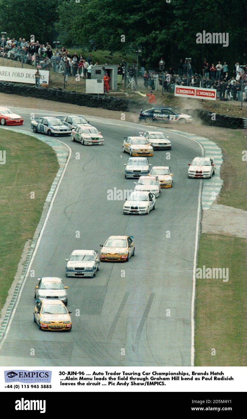 30-GIU-96 ... Auto Trader Touring Car Championships, Brands Hatch ...Alain Menu conduce il campo attraverso Graham Hill Bend, mentre Paul Radisich lascia il circuito Foto Stock