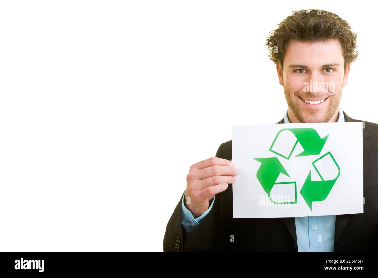 Giovane uomo in abito con un cartello di riciclo in mano Foto Stock