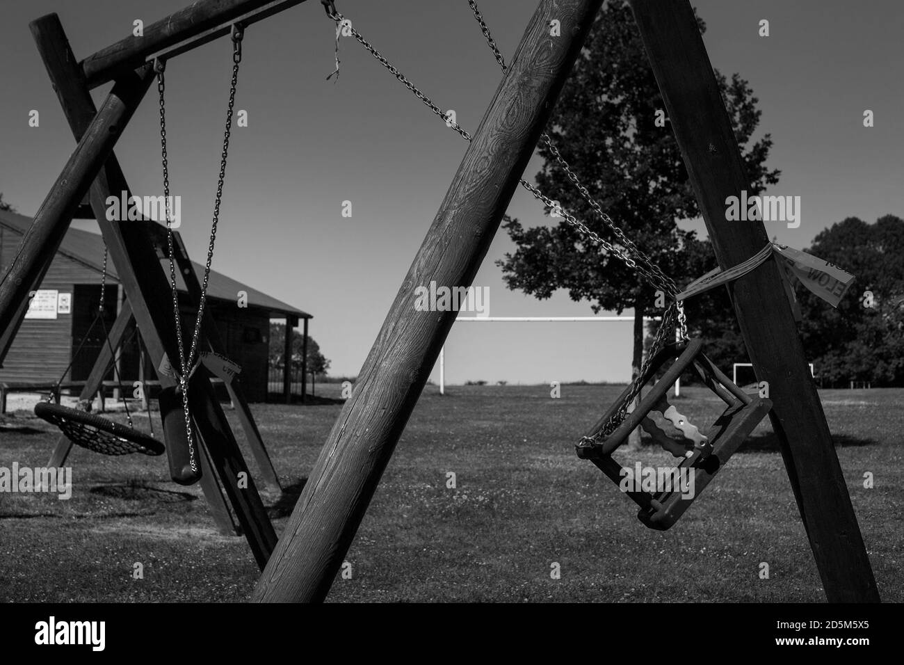 L'altalena legata si trova nel parco durante il blocco completo nell'Hampshire, in Inghilterra. Prevenzione delle pandemie blocco limitato Covid-19. Foto Stock