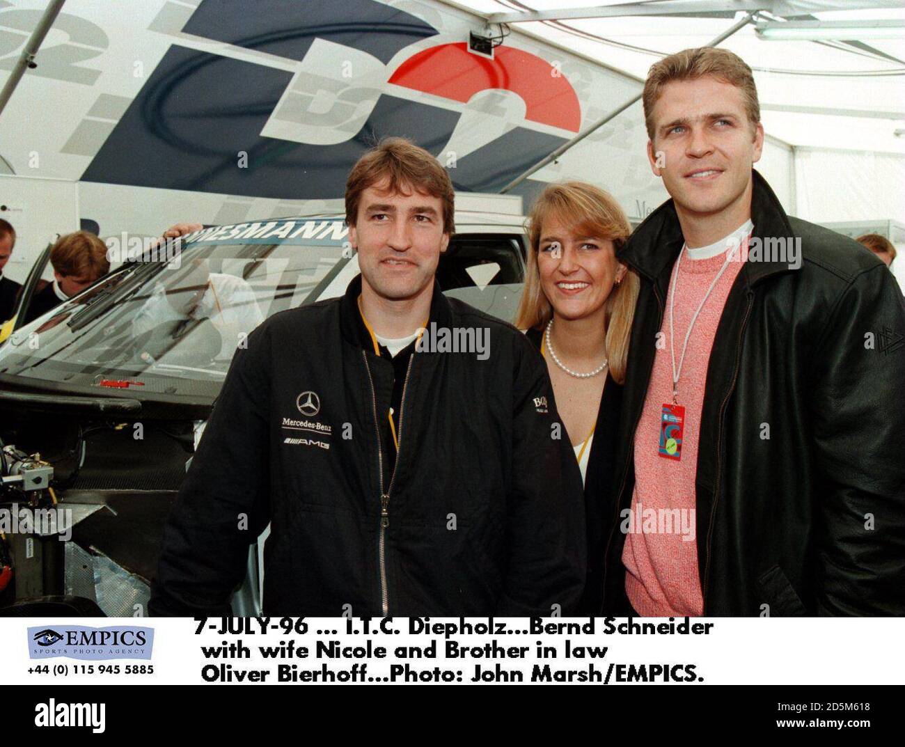 07-JUL-96 ... I.T.C. Diepholz ... Bernd Scheider con sua moglie Nicole e il suo fratello di calcio in legge Oliver Bierhoff Foto Stock