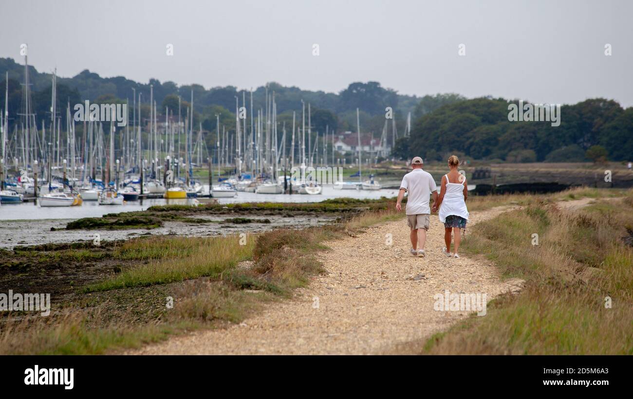 Southampton, Hampshire, Regno Unito - 09/16/2020: Coppia inglese in una passeggiata serale in un porticciolo costale a Hampshire, Inghilterra. Foto Stock
