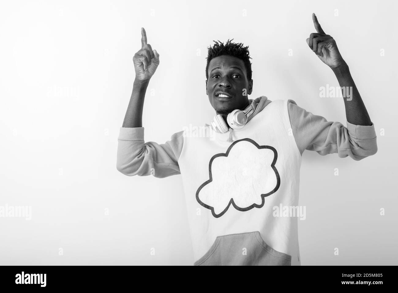 Studio shot del giovane nero africano puntando entrambe le dita verso l'alto Foto Stock