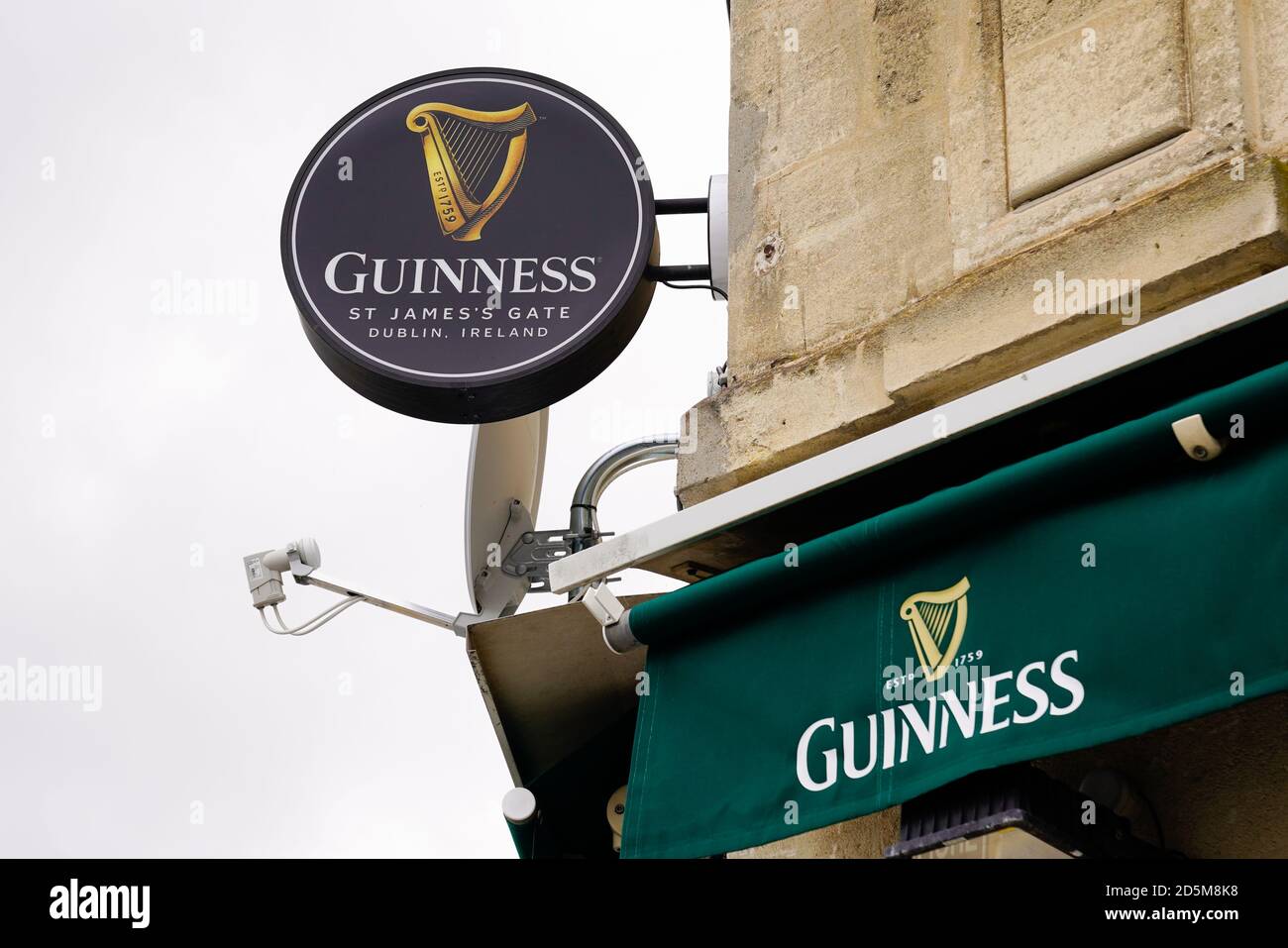 Bordeaux , Aquitaine / Francia - 10 01 2020 : testo del segno della guinness e logo della birra irlandese sulla facciata del pub bar ristorante Foto Stock
