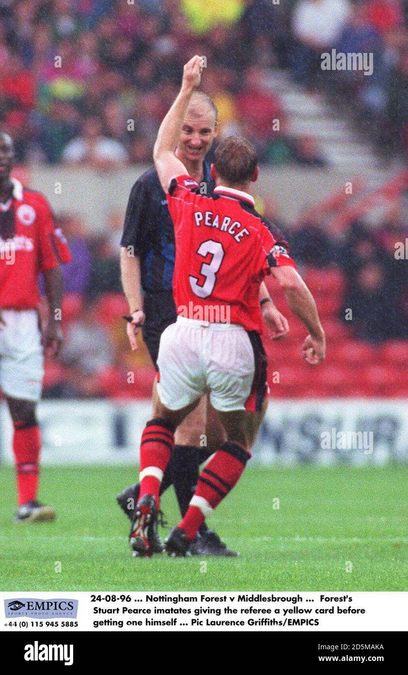 Forest's Stuart Pearce imata dando all'arbitro un cartellino giallo prima di ottenere uno stesso Foto Stock