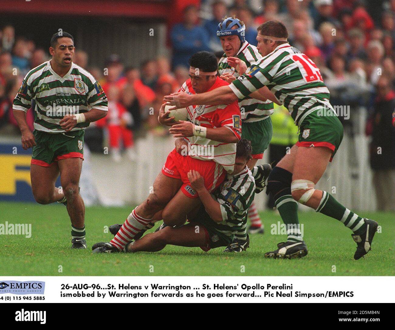 26 AGOSTO 96. St. Helens v Warrington ... L'Apollo Perelini di Sant'Elena viene fatto avanzare da Warrington Foto Stock