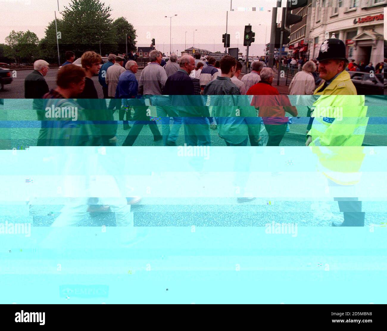 La polizia controlla gli spettatori che arrivano a Forest's City Ground Foto Stock