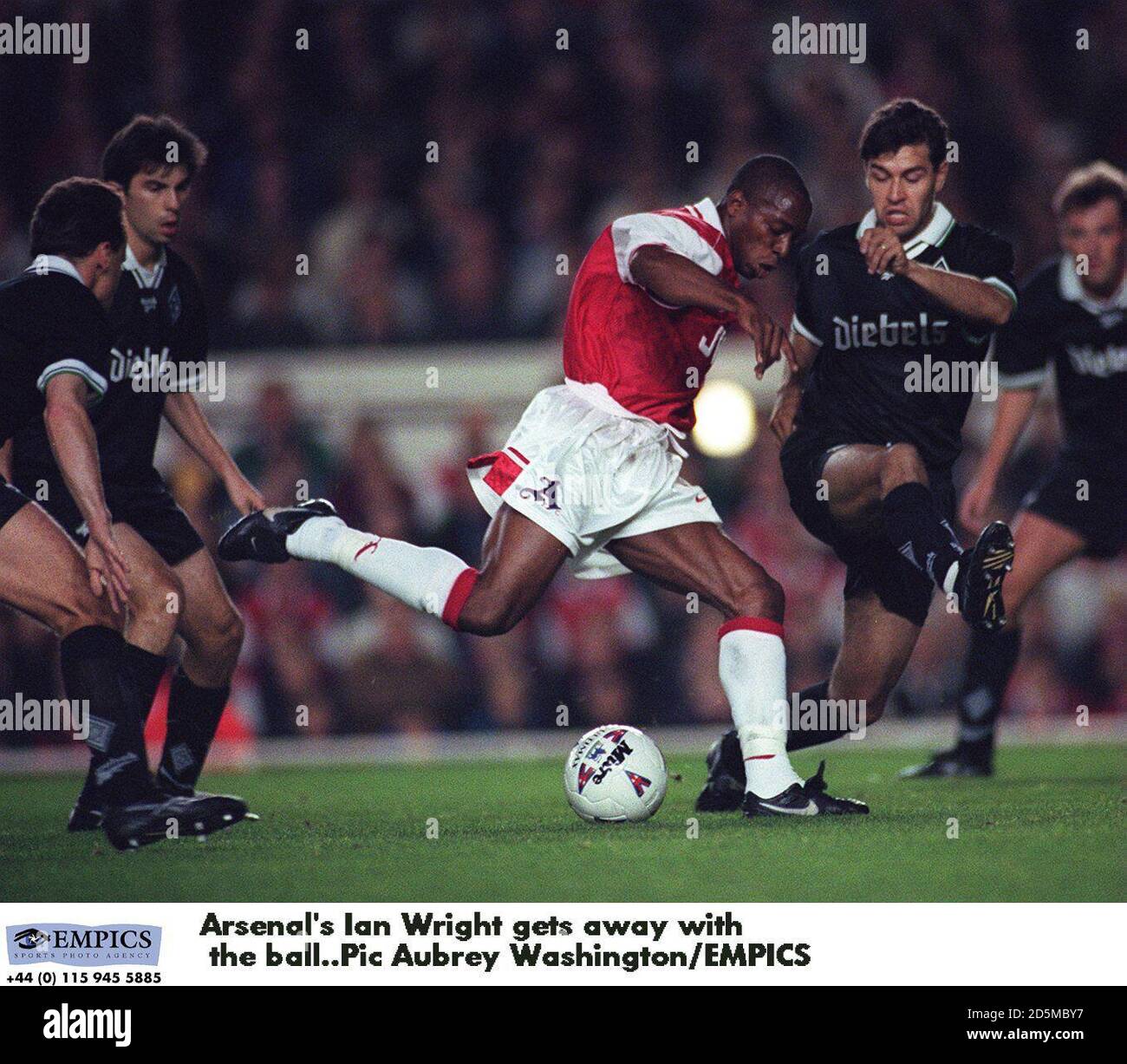 Ian Wright dell'Arsenal si allontana con la palla Foto Stock