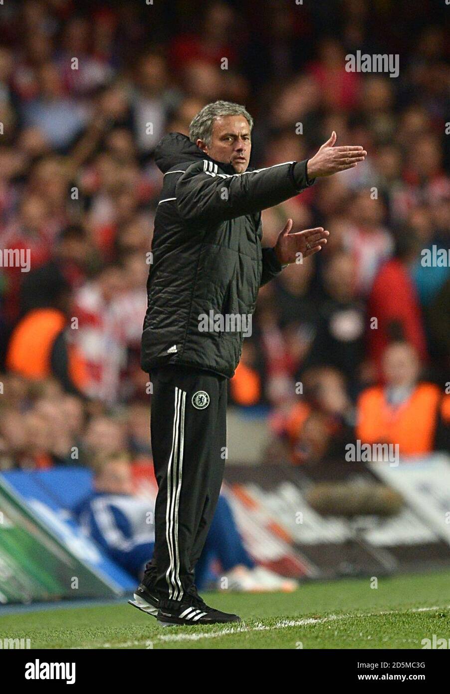 Il manager del Chelsea Jose Mourinho si attiva sulla linea di contatto Foto Stock