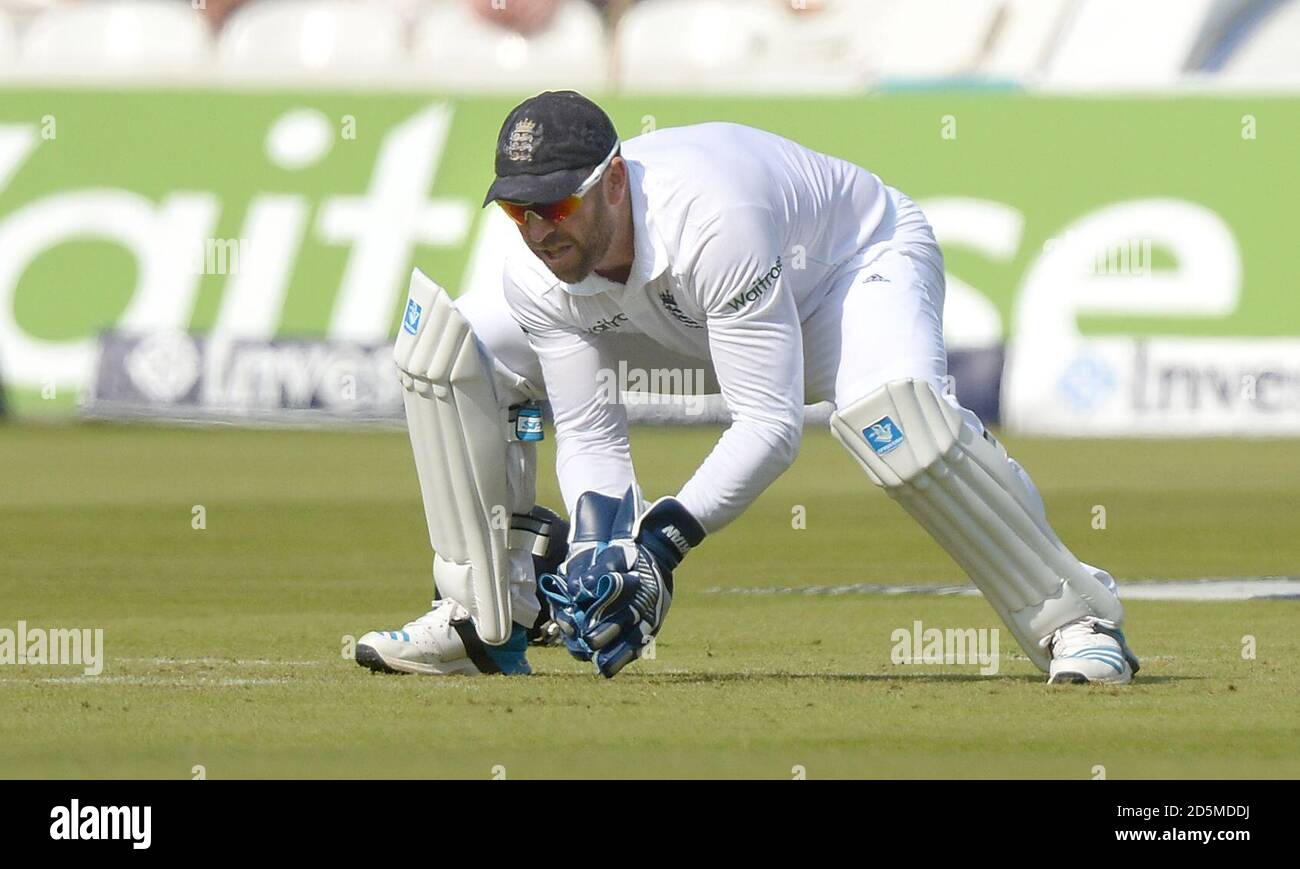 L'inglese Matt Prior prende la presa del Dimith Karunaratne dello Sri Lanka (non raffigurato) durante il secondo giorno della partita degli Investec Test al Lord's Cricket Ground, Londra. Foto Stock