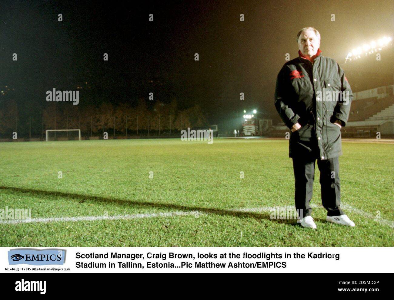 Craig Brown, direttore della Scozia, guarda i riflettori nello stadio Kadriorg di Tallinn, Estonia Foto Stock