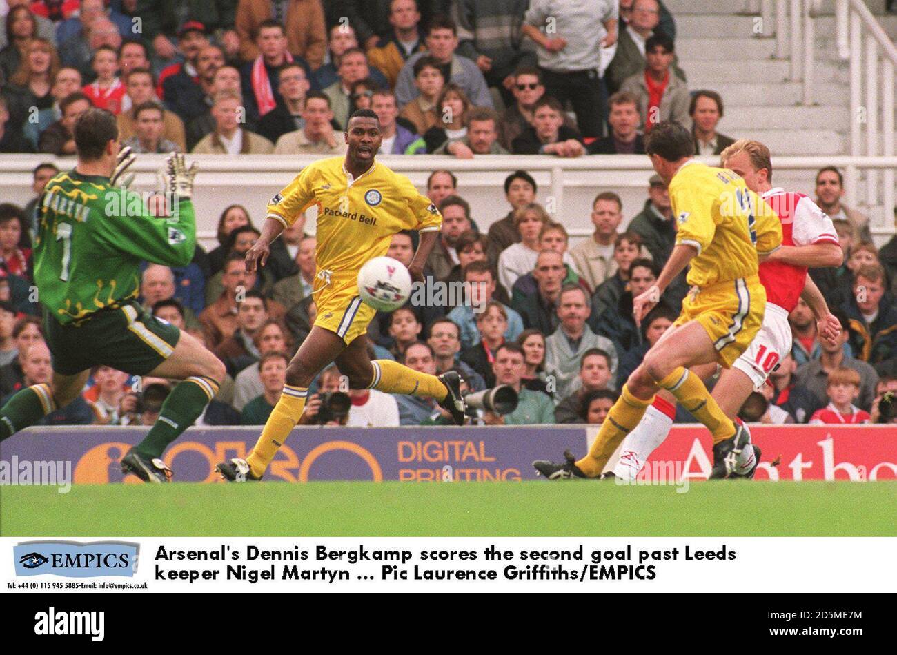 Dennis Bergkamp dell'Arsenal segna il secondo gol dopo il guardiano di Leeds Nigel Martyn Foto Stock