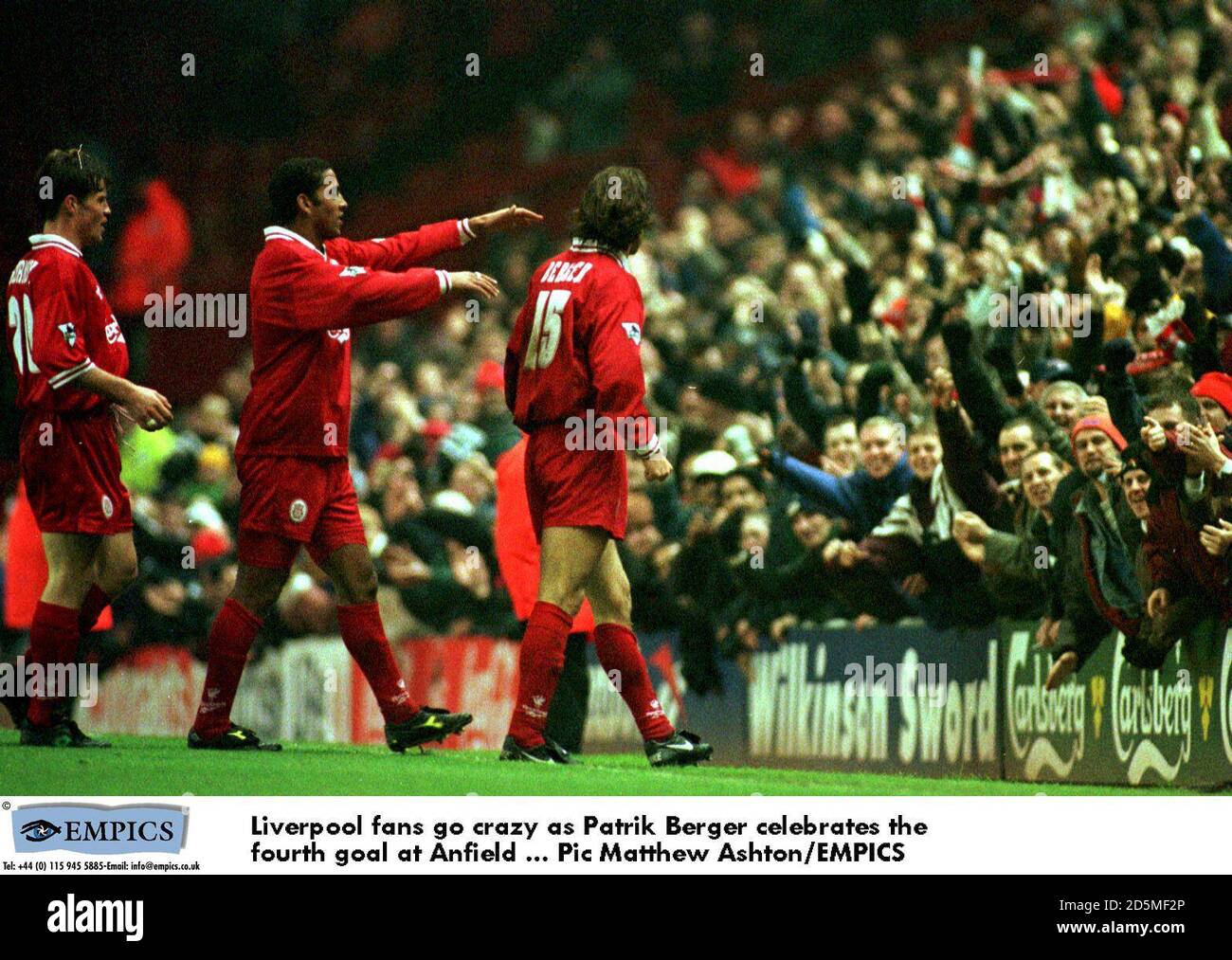 I fan di Liverpool si impazziscono mentre Patrik Berger festeggia il quarto posto Obiettivo di Anfield Foto Stock