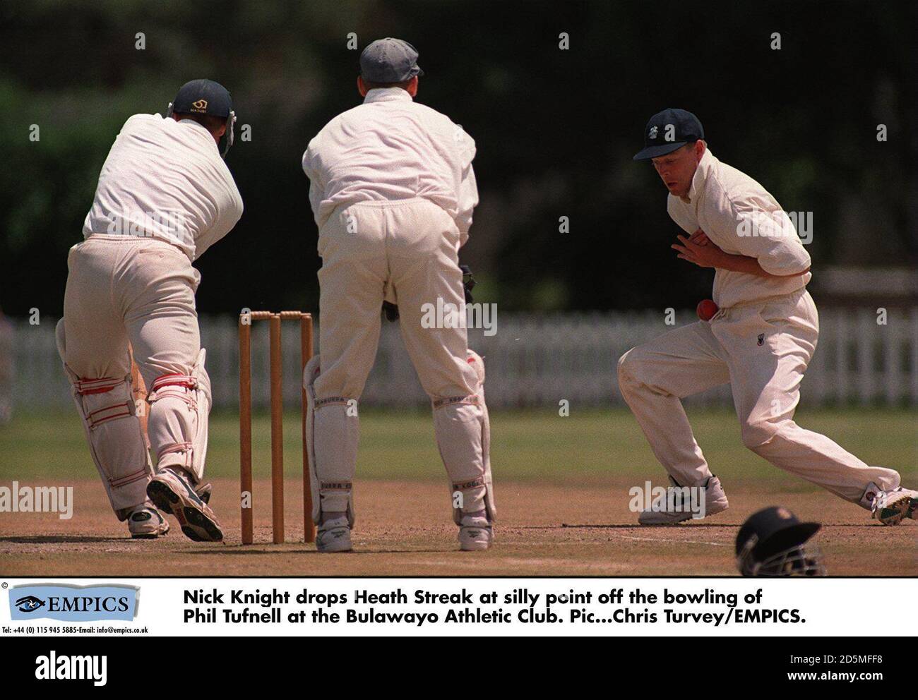 Nick Knight lascia Heath Streak al punto sciocco del bowling di Phil Tufnell al Bulawayo Athletic Club. Foto Stock